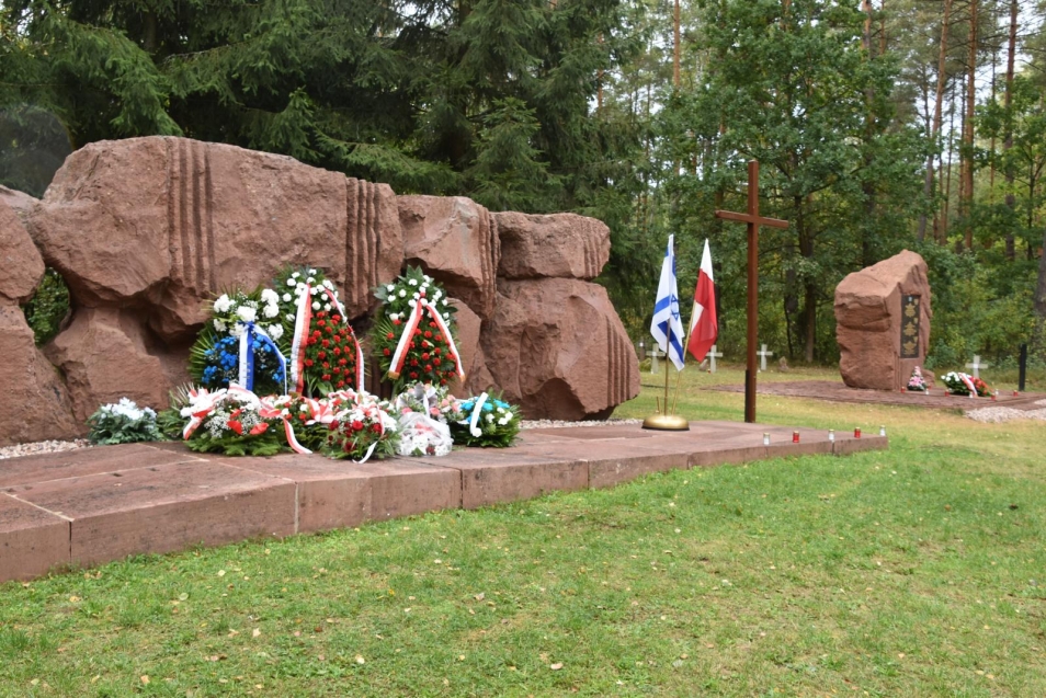 Jesteśmy Razem - uroczystość uczczenia ofiar pomordowanych w obozie w Treblince. Na zdjęciu: pomnik ofiar obozu w Treblince