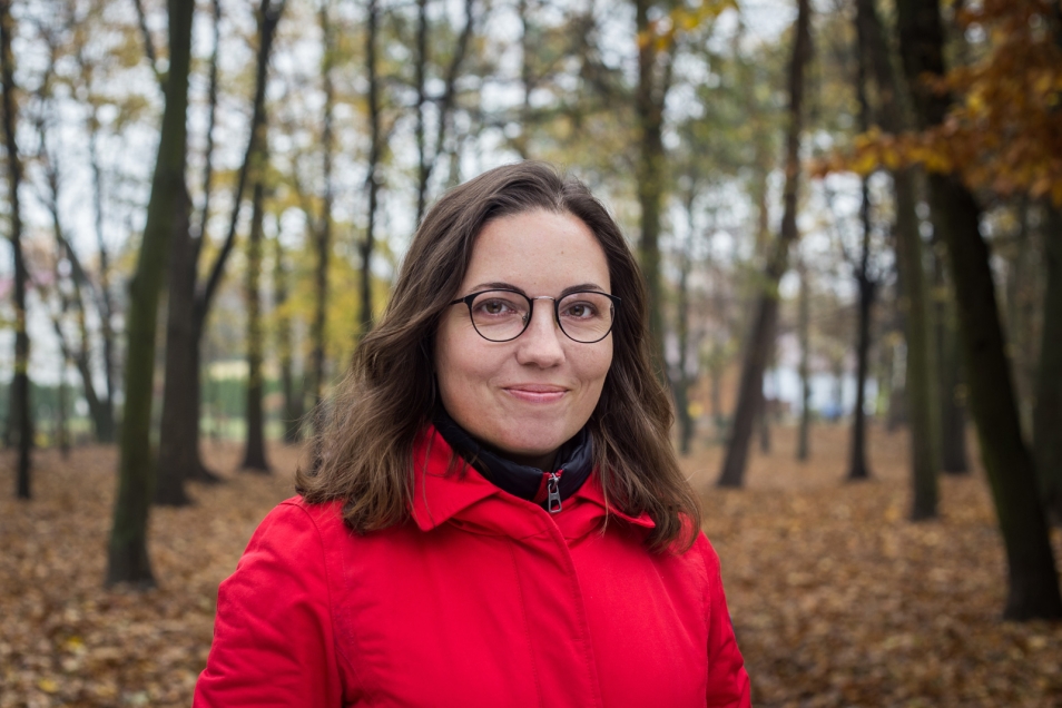 Nominowani do Nagrody POLIN 2019: Katarzyna Markusz. Na zdjęciu Katarzyna Markusz stoi wśród drzew w jesiennych kolorach. 