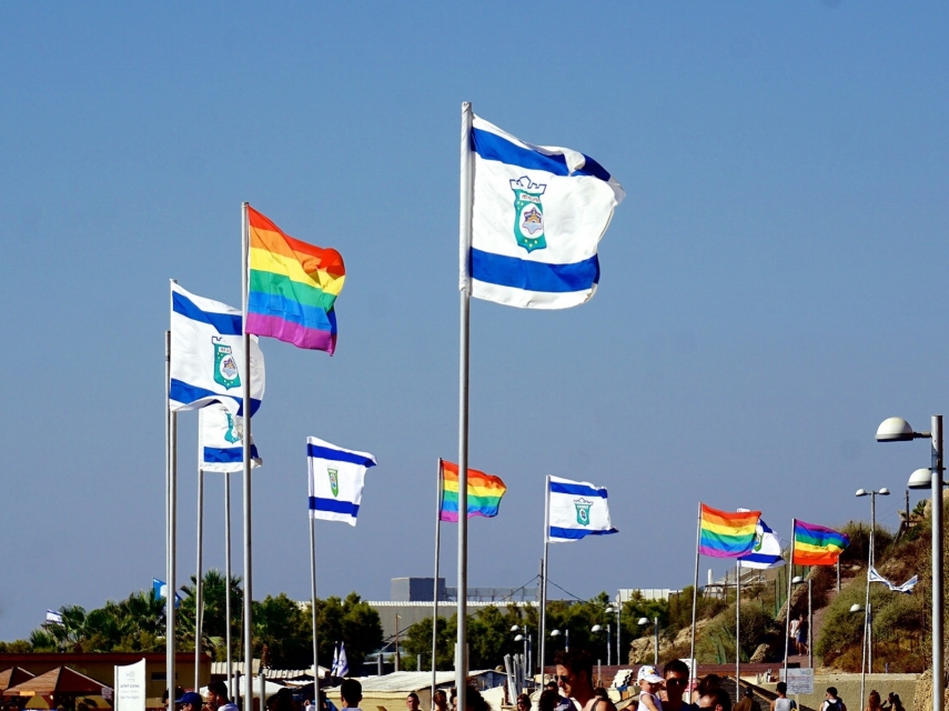 Na sztandarach wiszą flagi izraelskie i tęczowe LGBT.