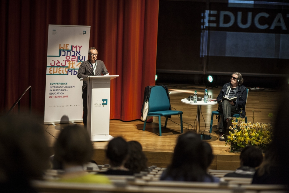 Mężczyzna przemawia przy mównicy podczas konferencji.