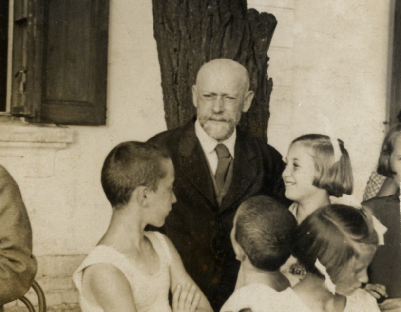 Janusz Korczak w otoczeniu dzieci z prowadzonego przez niego Domu Sierot