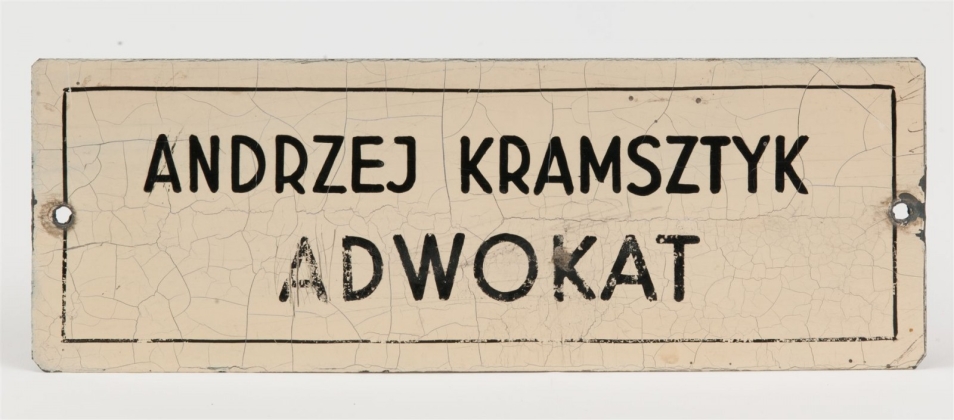 Tabliczka z napisem Andrzej Kramsztyk, adwokat
