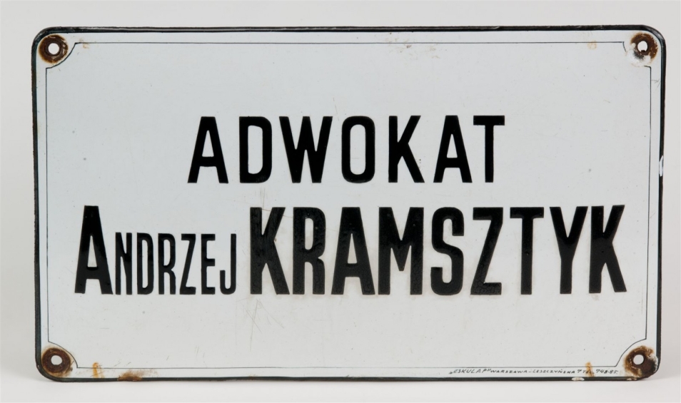 Tabliczka z napisem Andrzej Kramsztyk, adwokat
