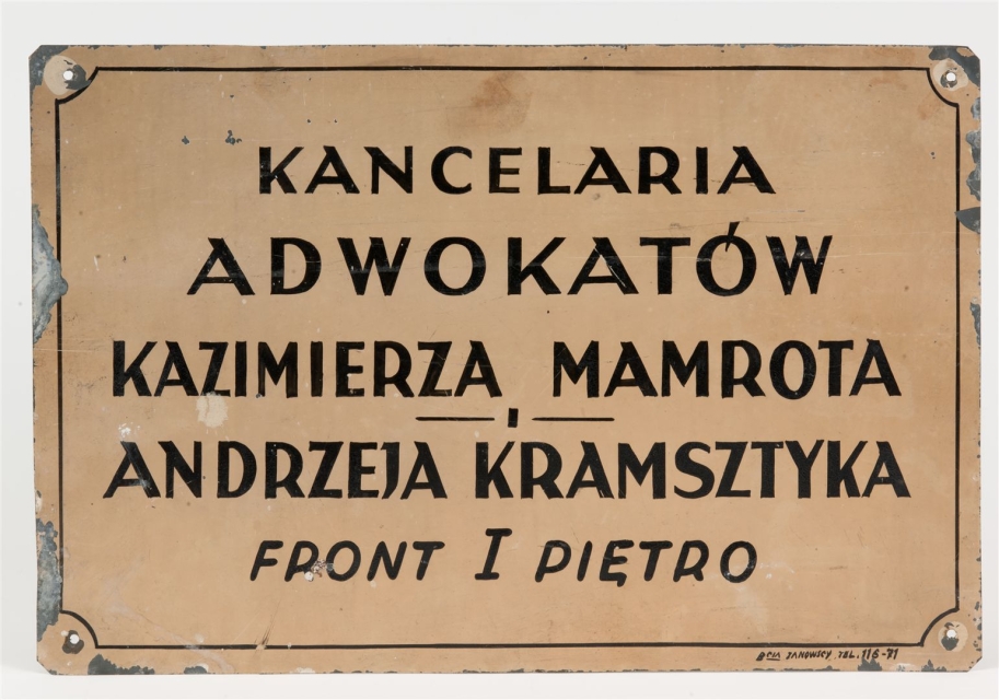 Tabliczka z napisami Kancelaria Adwokatów Kazimierza Mamrota, Andrzeja Kramsztyka