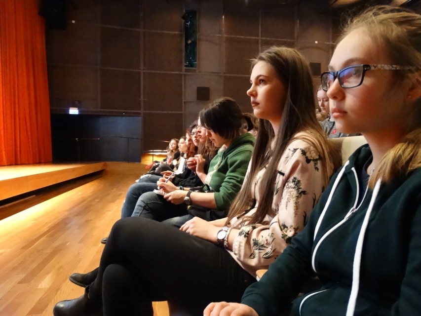 Dzieci na spotkaniu z Krystyną Budnicką.
