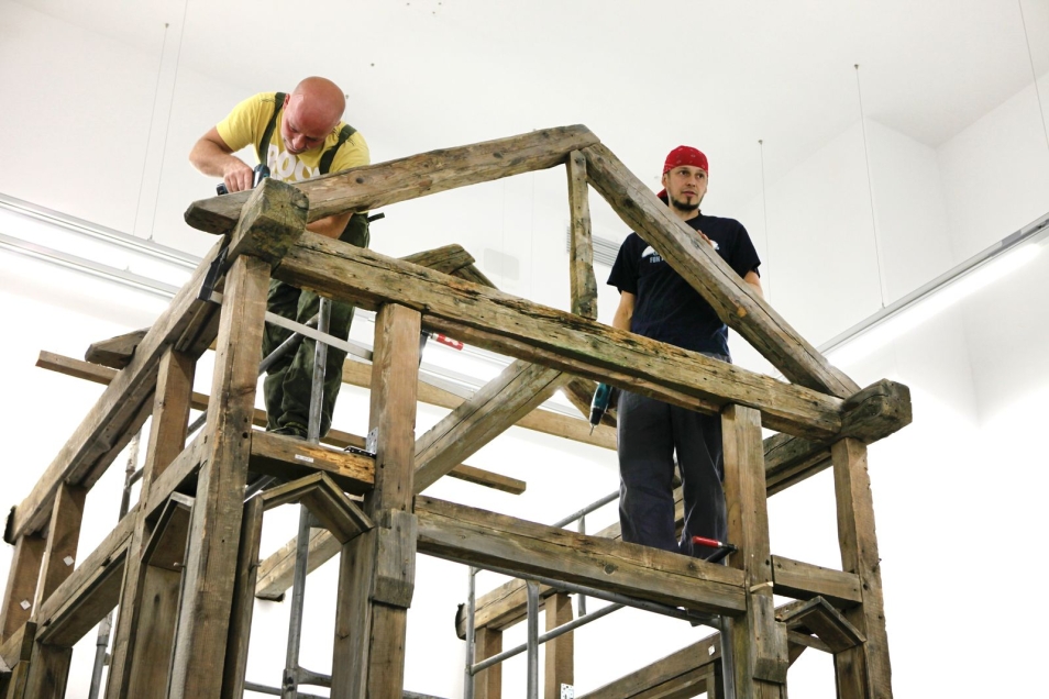 Dwaj mężczyźni budują kuczkę - drewniany szałas na święto Sukkot.