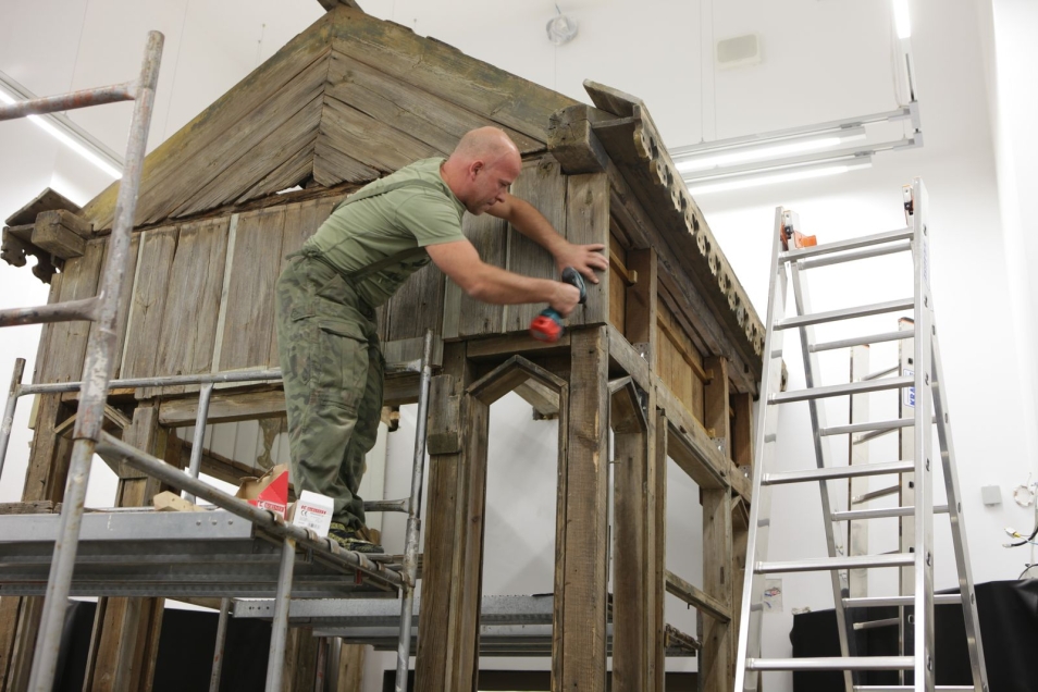 Mężczyzna buduje kuczkę - szałas budowany w święto Sukkot.