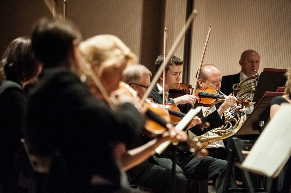 Orkiestra z instrumentami smyczkowymi.