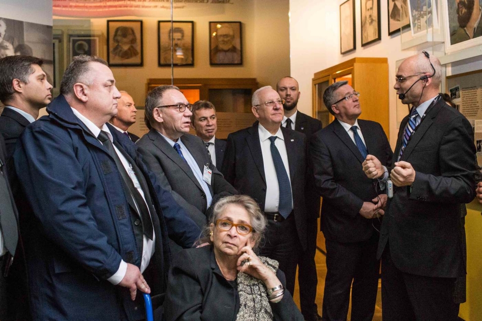 Bronisław Komorowski z grupą ludzi w Muzeum POLIN.