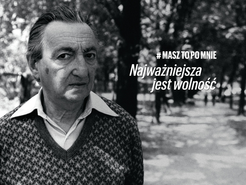 Marek Edelman #MaszToPoMnie - Muzeum POLIN, Na zdjęciu: czarno-biały portret mężczyzny (Marek Edelman, 1989) w koszuli i swetrze, patrzy na nas z profilu, ma poważną minę, w tle piękny park. Obok po prawej biały napis: #MaszToPoMnie