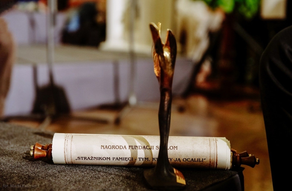 Statuetka i dyplom gratulacyjny.