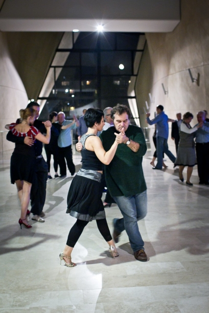 Pary tańczą tango w holu Muzeum POLIN.