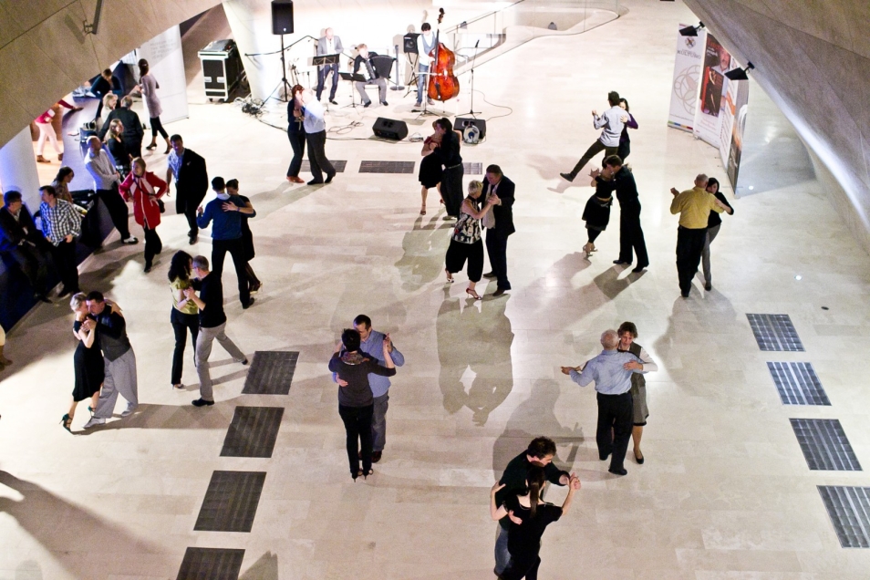 Pary tańczą tango w holu Muzeum POLIN.