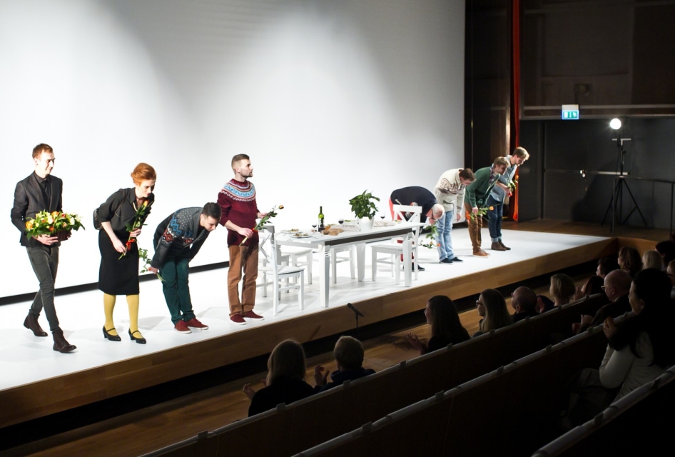 Aktorzy na scenie podczas spektaklu "Utopia".