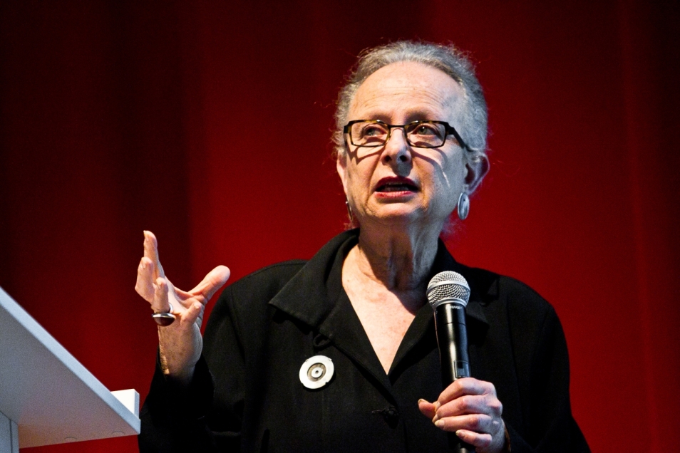 Barbara Kirshenblatt-Gimblett przy mikrofonie.