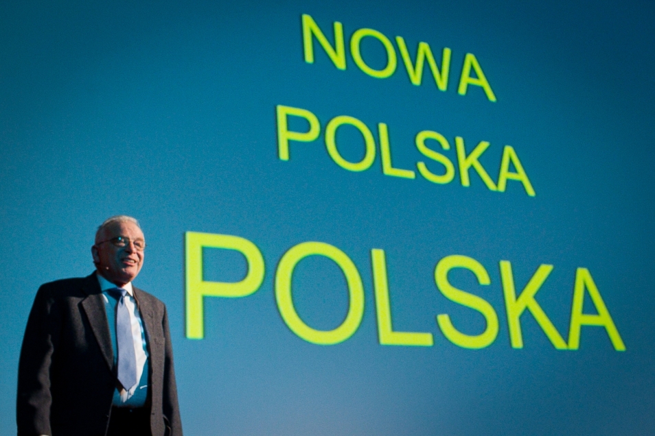 Mężczyzna w garniturze na tle napisu nowa Polska, Polska.
