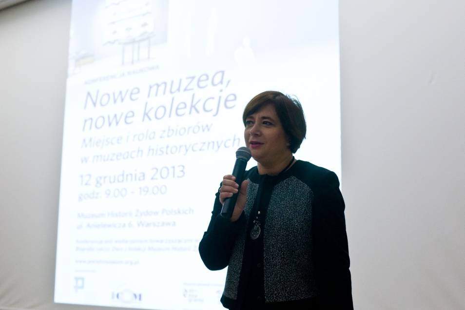 Kobieta przemawia podczas konferencji "Nowe muzea, nowe kolekcje" w 2013 r.