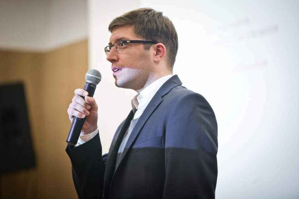 Mężczyzna mówi przez mikrofon.