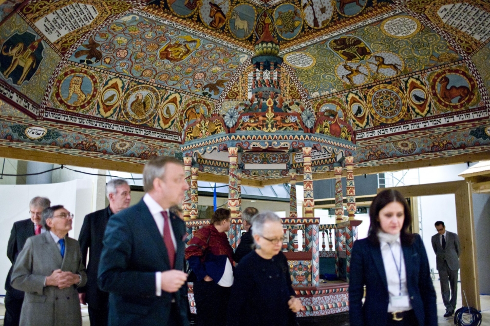 Kilka osób, w tym Marian Turski i Barbara Kirshenblatt-Gimblett, zwiedzają wystawę stałą w Muzeum POLIN.