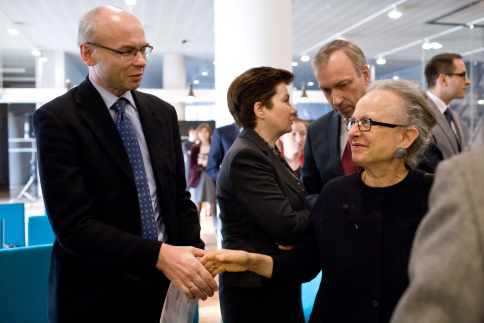 Dariusz Stola wita się z Barbarą Kirshenblatt-Gimblett.