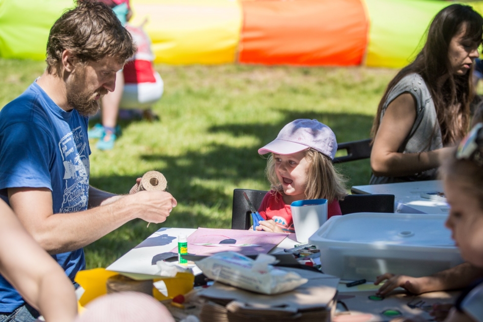 Dzieci i rodzice na pikniku rodzinnym.
