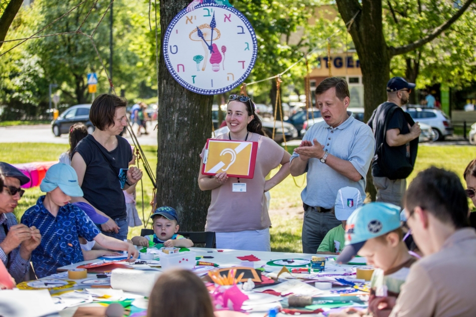 Dzień Dziecka 2019, Muzeum POLIN, dzieci i rodzice podczas warsztatów.