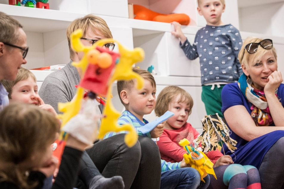 Dzieci na warsztatach w Miejscu Edukacji Rodzinnej w POLIN.