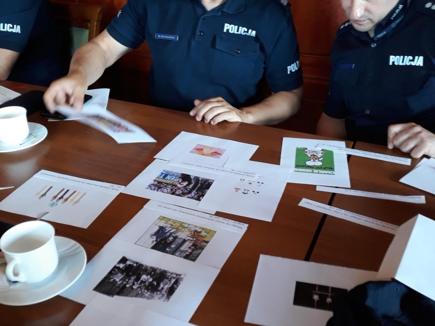 Funkcjonariusze policji przeglądają materiały podczas szkolenia.