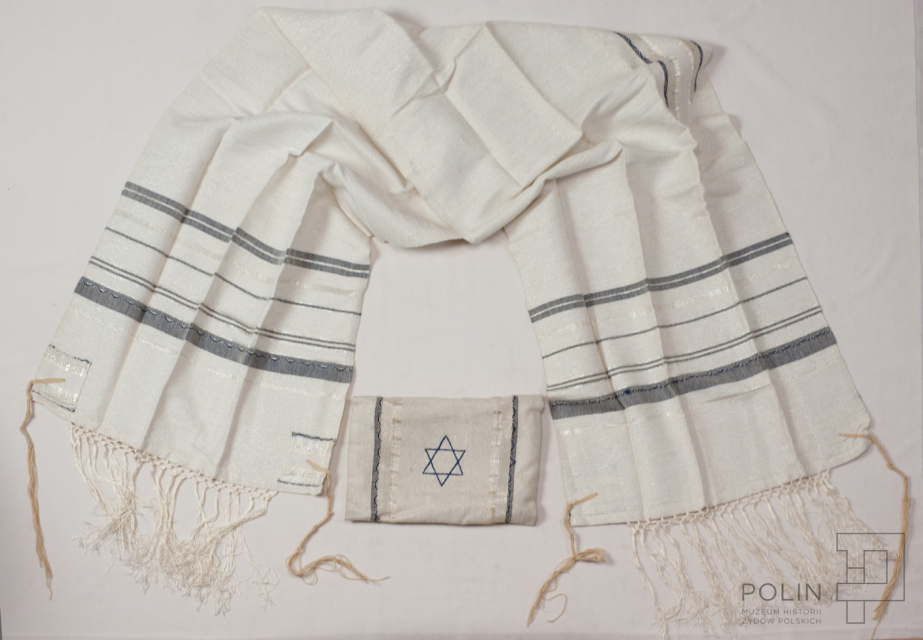 Rozłożony szalik - pomiędzy jego końcami leży proporczyk z flagą Izraela.