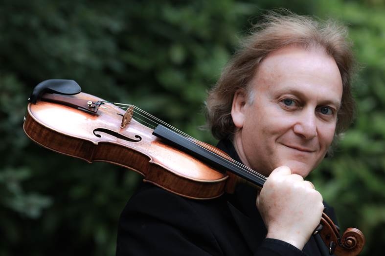 Michael Guttman ze skrzypcami.