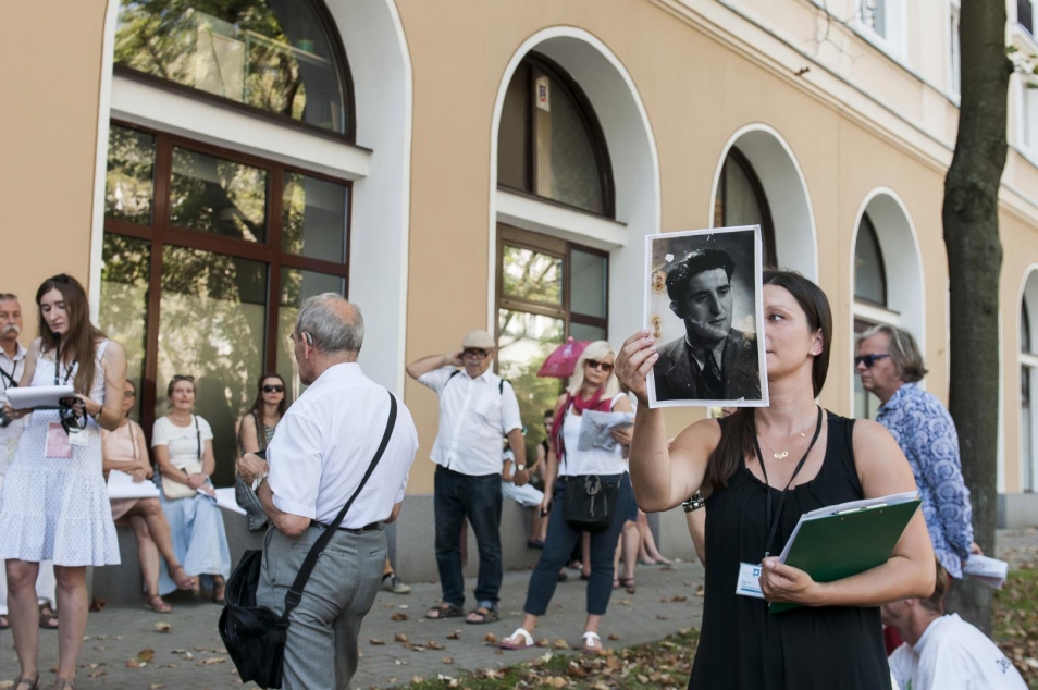  grupa uczestników tematycznego spaceru miejskiego organizowanego przez Muzeum Polin