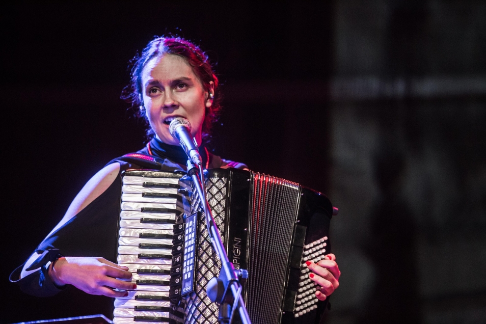 Karolina Cicha z harmonią na koncercie.
