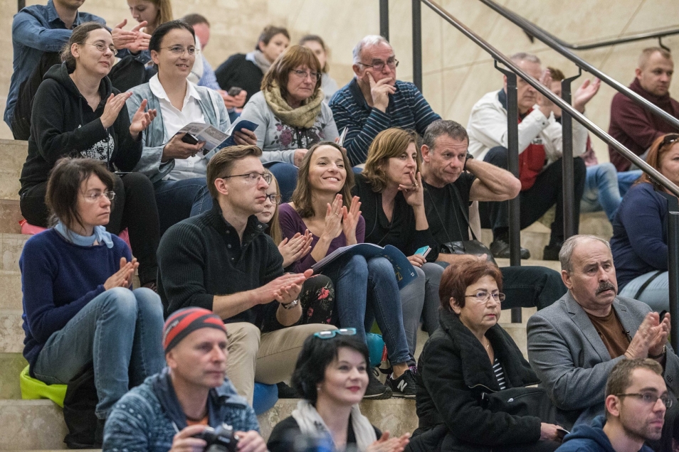 HACKING. Publiczność bije brawo.