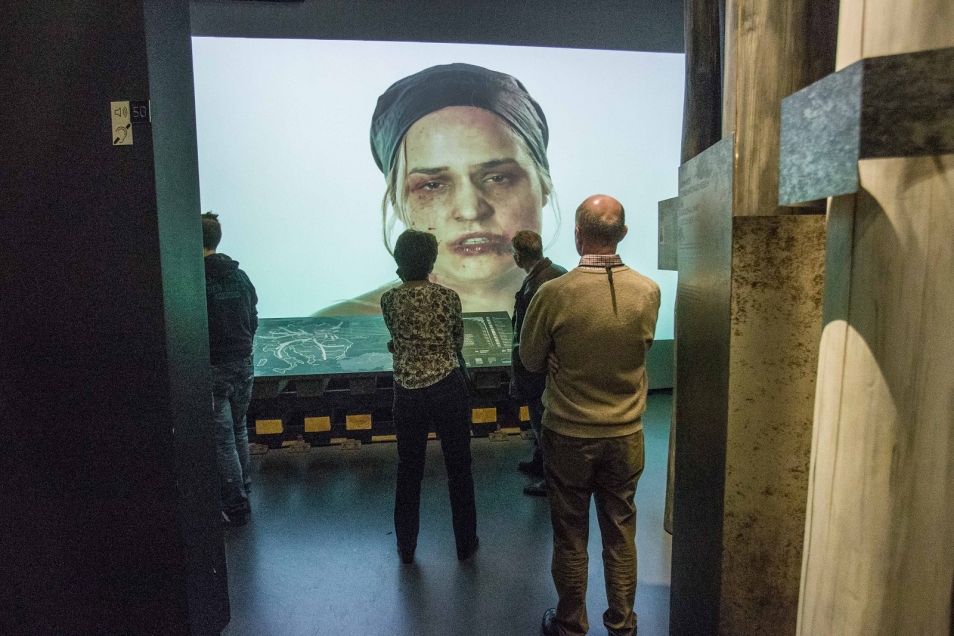 Kilka osób ogląda film w jednej z galerii w Muzeum POLIN.