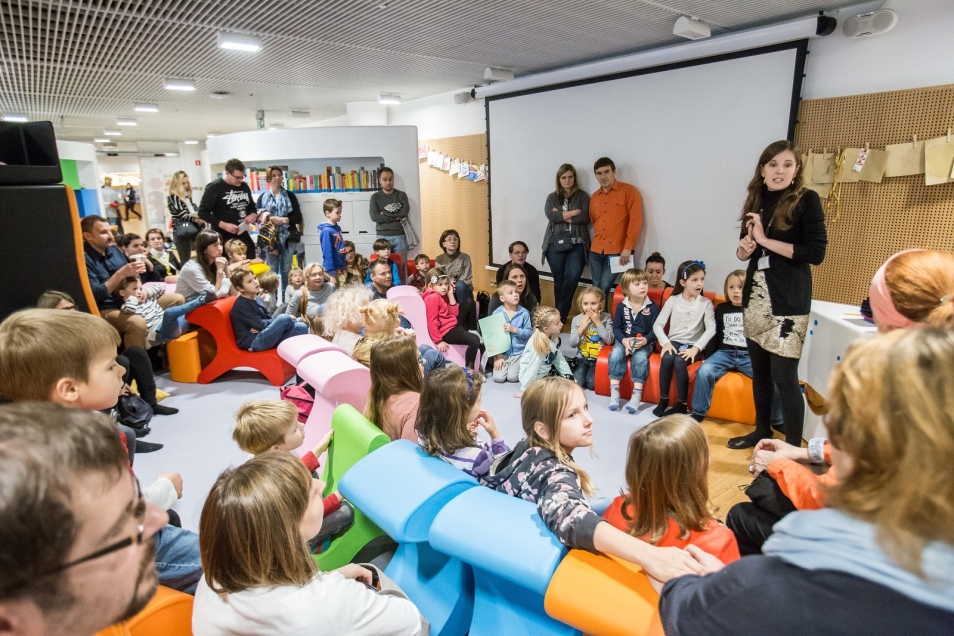 Dzieci na warsztatach w Miejscu Edukacji Rodzinnej w POLIN.