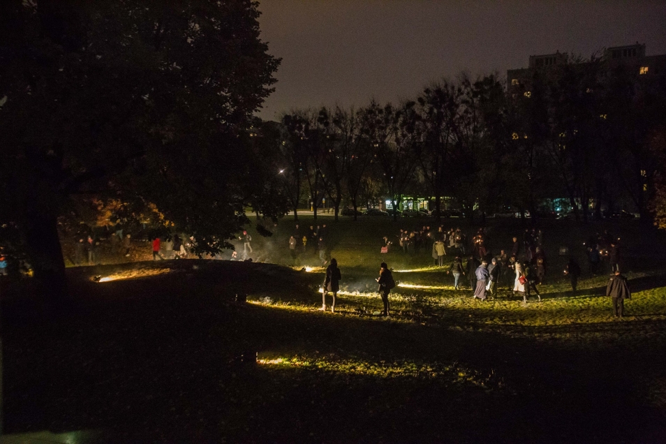Park przed Muzeum POLIN nocą.