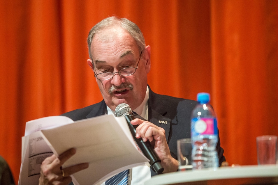 Profesor Andrzej Markowski mówi przez mikrofon podczas debaty Żyd w języku.