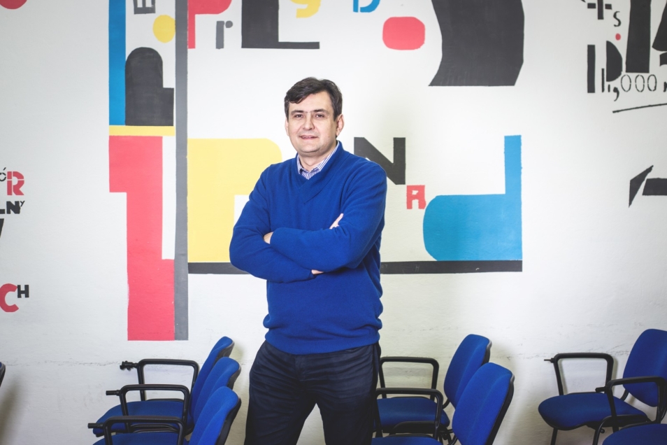 Mirosław Skrzypczyk - wyróżnienie w konkursie Nagroda POLIN 2016. Szatyn w niebieskim swetrze i wzorzystej koszuli.
