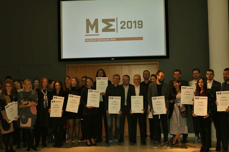 Laureaci Przeglądu Muzeum Widzialne 2019 na scenie, podczas gali rozdania nagród i wyróżnień