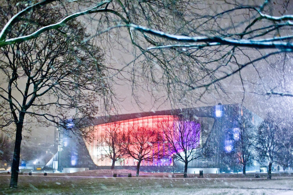 Budynek Muzeum POLIN zimą.