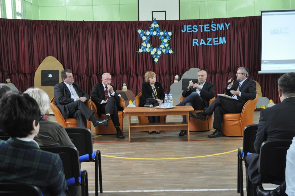 Grupa panelistów podczas konferencji
