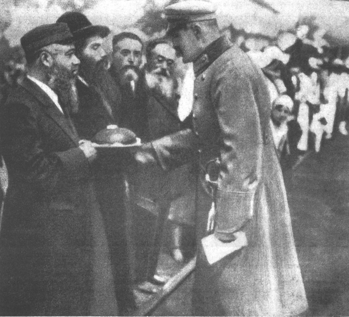 Józef Piłsudski na spotkaniu z kilkoma mężczyznami pochodzenia żydowskiego.