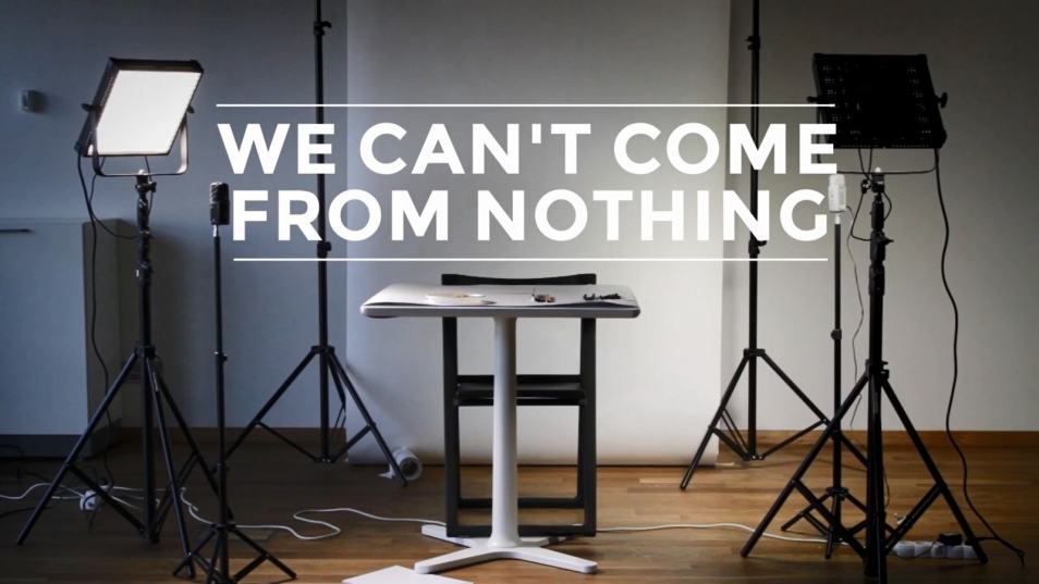 W pomieszczeniu znajdują się różne przedmioty: krzesło, stolik, lampy. Na górze zdjęcia napis we can't come from nothing.