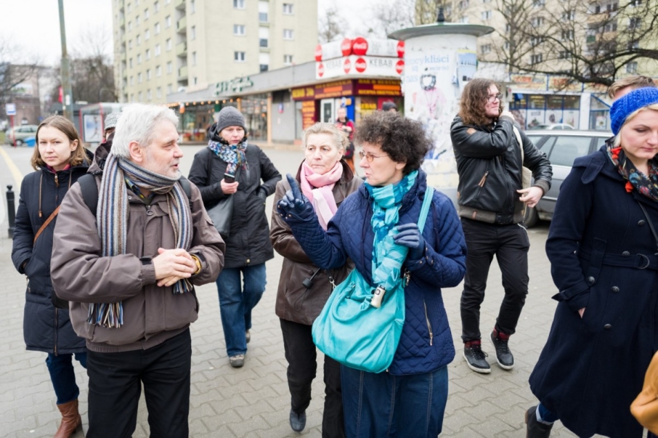 Grupa ludzi podczas spaceru po Warszawie.