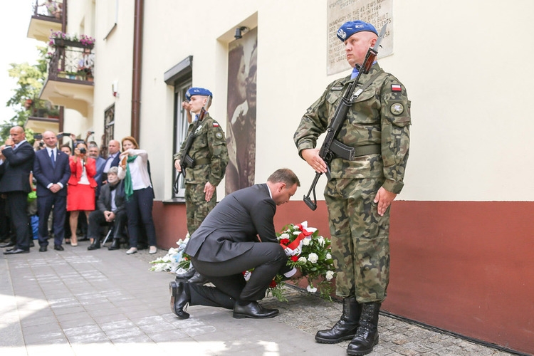 Andrzej Duda składa kwiaty w Kielcach.