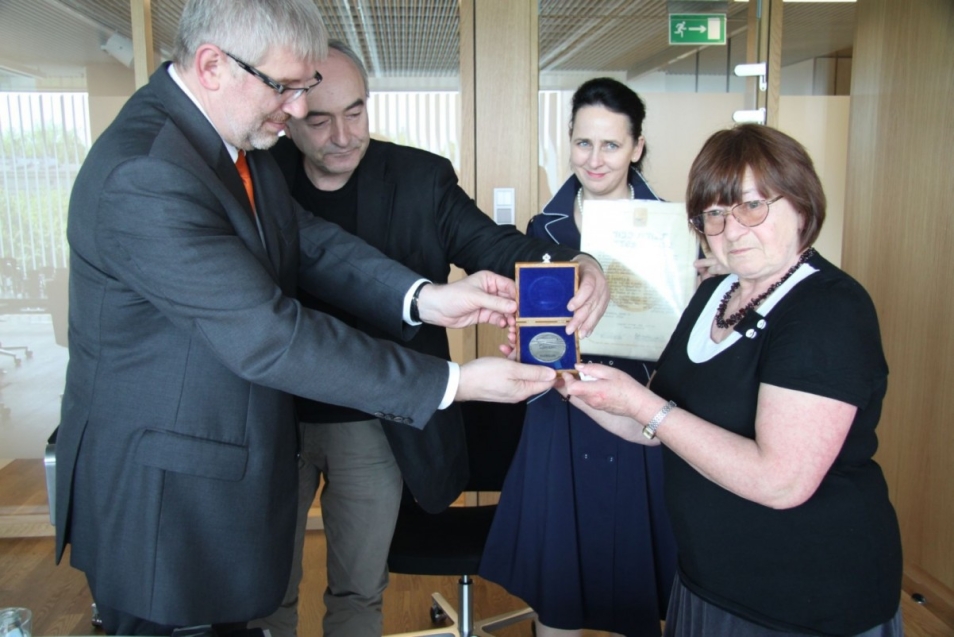 Rok Ireny Sendlerowej. Na zdjęciu cztery osoby: dwóch mężczyzn (Andrzej Cudak, Zygmunt Stępiński) oraz dwie kobiety (Dorota Keller-Zalewska, Janina Zgrzembska), prezentują medal "Sprawiedliwy Wśród Narodów Świata" wraz z dyplomem, przyznany Irenie Sendler. Medal został powierzony Muzeum POLIN przez córkę Ireny Sendler.