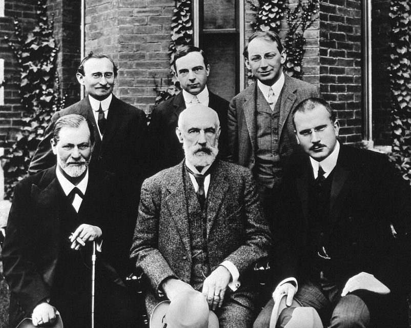 Zygmunt Freud w otoczeniu innych mężczyzn. Fotografia grupowa.