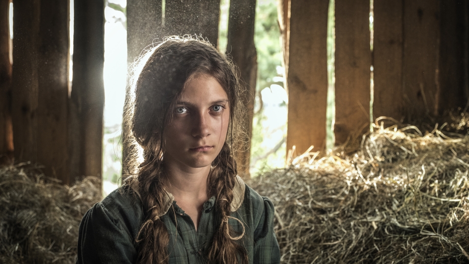 Mam na imię Sara, reżyseria Steven Oritt, USA, Polska 2019, 111 minut, dramat , Na zdjęciu: główna bohaterka filmu, siedzi w stodole na sianie
