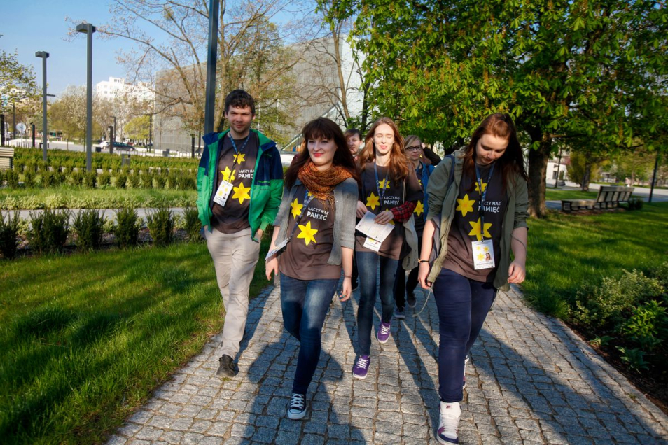 Grupa wolontariuszy w parku podczas akcji Żonkile w 2014 r.
