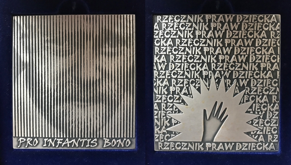 Grafika z napisami Pro Infantis Bono i Rzecznik Praw Dziecka.